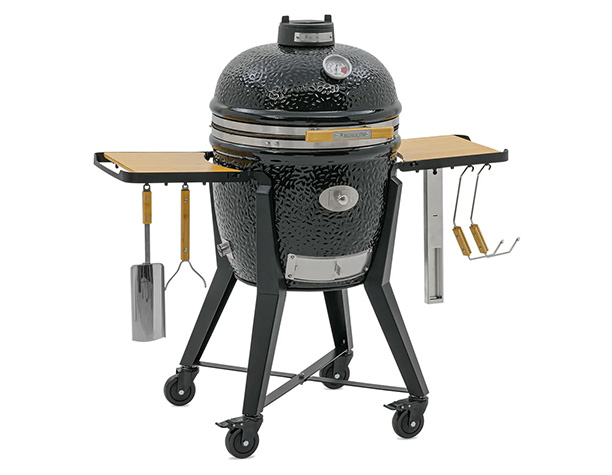 Kamado Two.55 noir sur chariot Monolith avec tablettes et accessoires