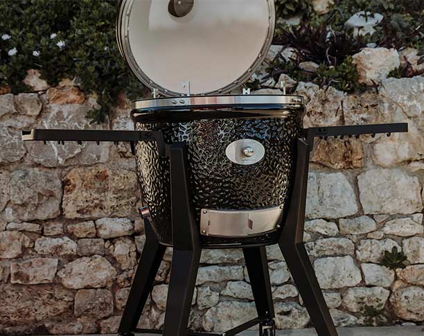 Visuel d'ambiance du barbecue kamado TWO.66 Monolith avec chariot et tablettes latérales
