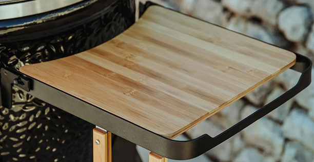 Tablettes rétractables en bambou du kamado TWO.66 sur chariot Monolith