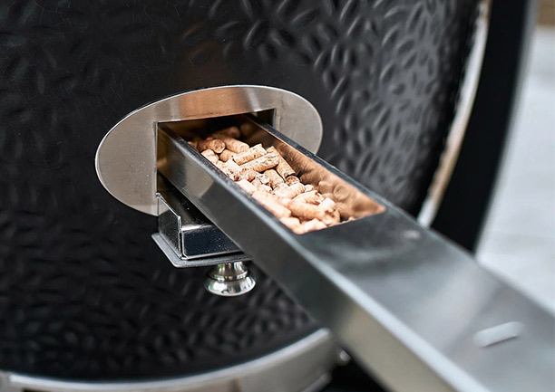 Système de trappe pour pellet pour le kamado TWO.66 noir sur chariot Monolith