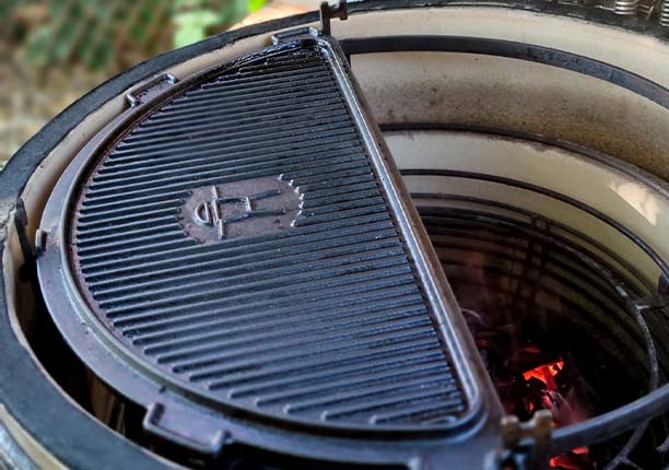 Cocotte demi-lune en fonte posé sur un barbecue kamado Classic Monolith