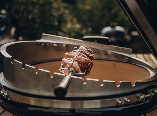 Rôtissoire installé dans le barbecue Monolith Classic Pro Noir