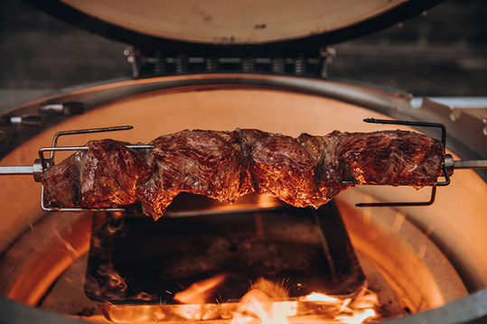 Rôtissoire installé dans le barbecue Monolith LeChef Pro Noir