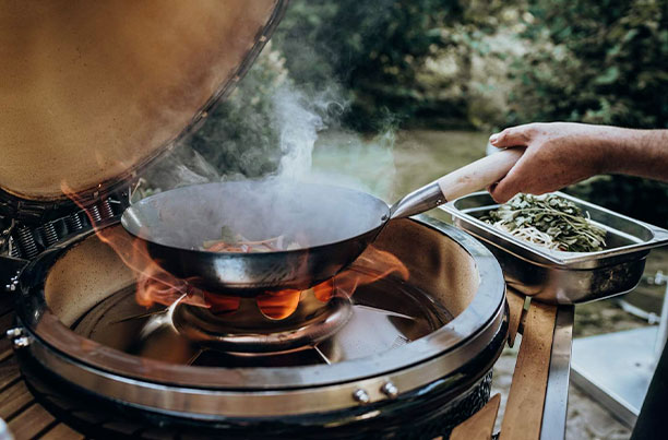 Wok en acier Monolith sur barbecue LeChef / Classic