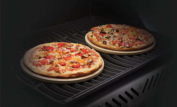 2 pierres cordiérite avec pizzas sur barbecue - Napoleon