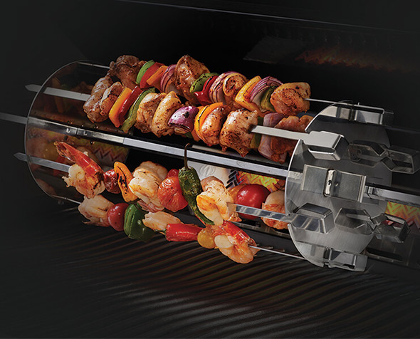 Cuisson de 6 brochettes installée sur support en inox sur barbecue - Napoleon