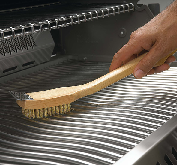 Nettoyage d'une grille de barbecue avec la brosse en bois et laiton Napoleon