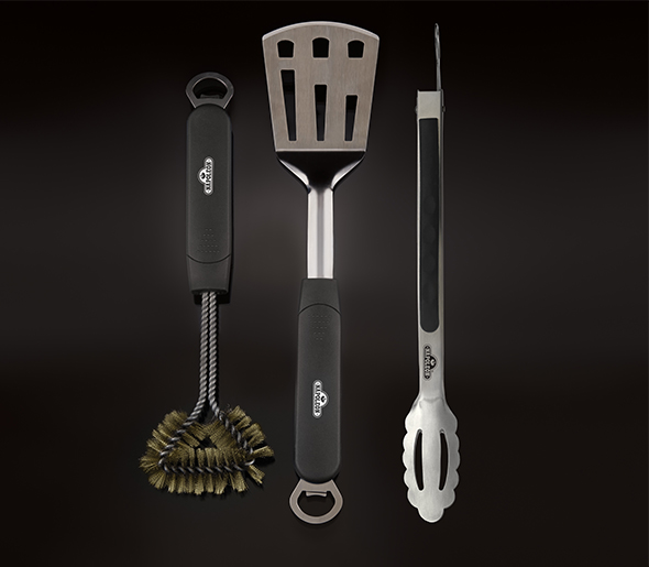 Brosse, pince et spatule en inox pour Travel Q sur fond noir - Napoleon