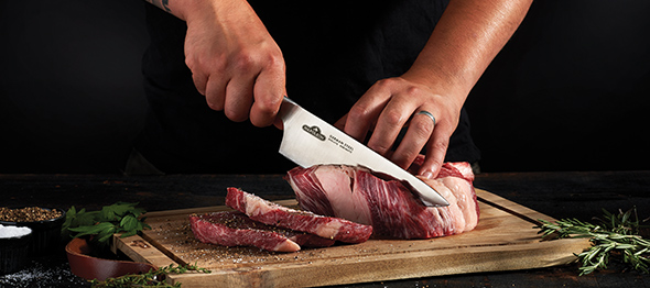 Découpe d'un morceau de viande avec le couteau de chef PRO en inox Napoleon