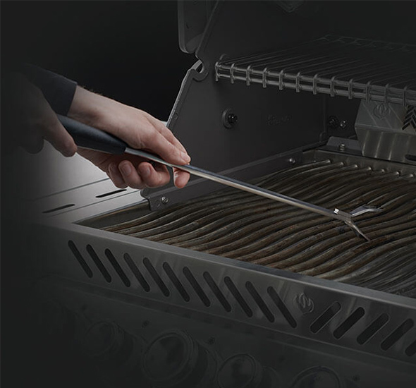 Utilisation du grattoir de nettoyage Napoleon pour grille en inox