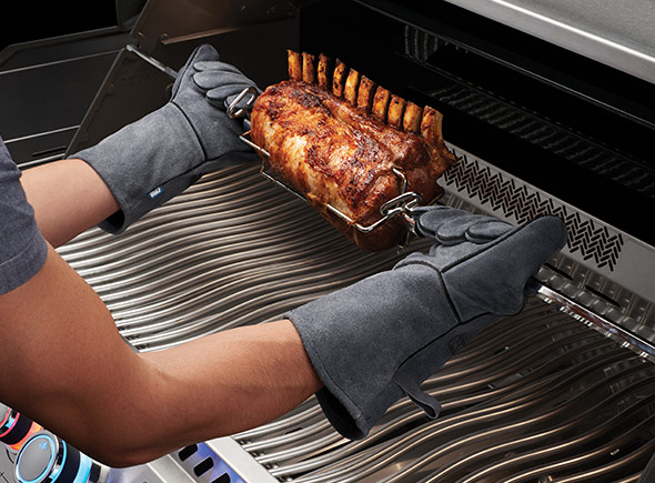 Port des gants en cuir pour retirer la rôtissoire sur barbecue Napoleon