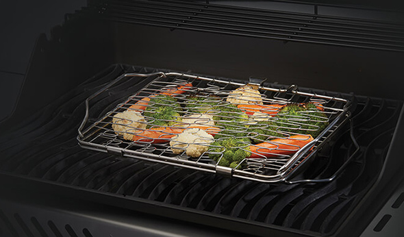 Panier de cuisson en inox pour légumes et poisson posé sur barbecue Napoleon