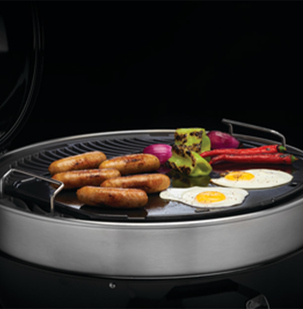 Cuisson d'aliments sur la plancha en fonte émaillée pour barbecues Kettle Premium et PRO 57 cm Napoléon