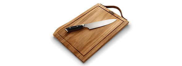 Planche à découper en bois d'acacia avec couteau de chef inox sur fond blanc