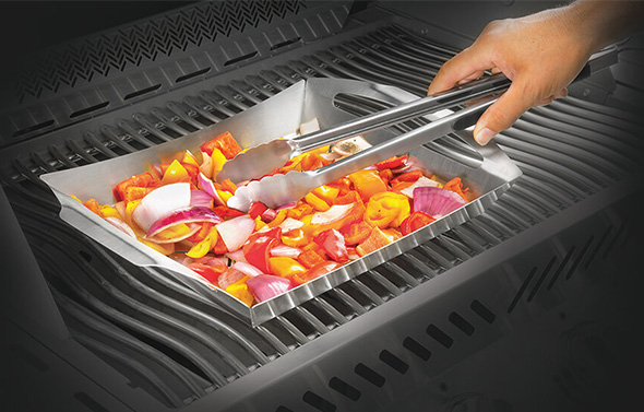 Cuisson de légumes sur barbecue dans le plateau en inox Napoleon