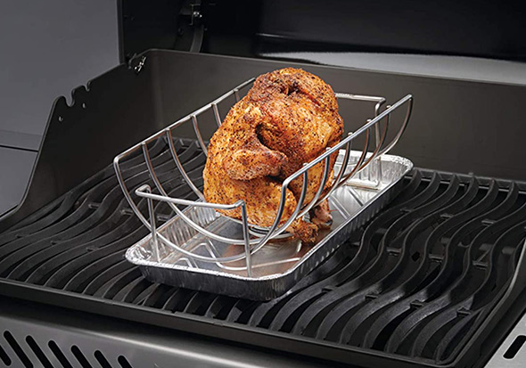 Cuisson d'un poulet façon beer can chicken sur le support en inox Napoleon