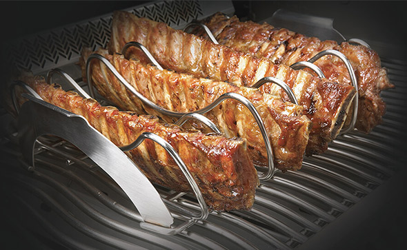 Cuisson de ribs sur le support inox PRO Napoleon