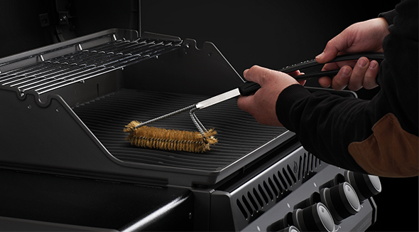 Nettoyage d'une grille de barbecue avec la triple brosse en laiton Napoleon