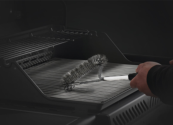 Nettoyage d'une grille avec la triple brosse en inox Napoleon