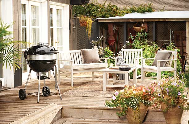 Barbecue charbon Napoléon Kettle PRO 57 cm sur une terrasse