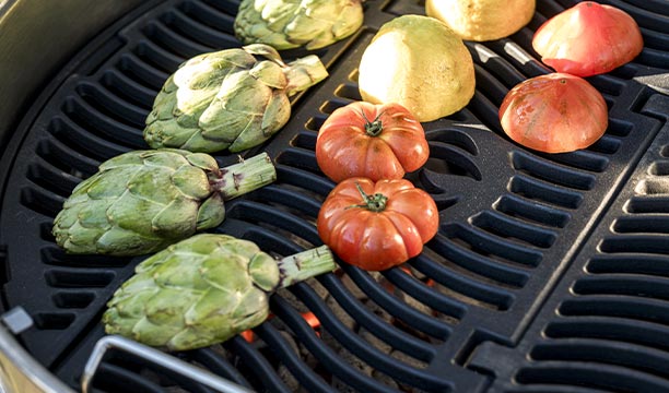 Cuisson de légumes sur la grille de cuisson en fonte émaillée