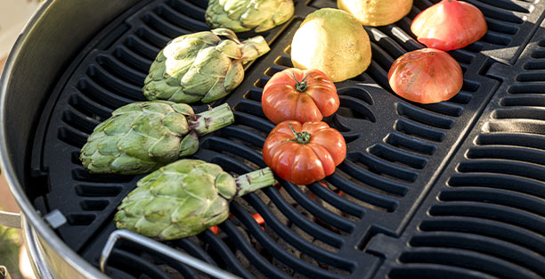 Cuisson de légumes sur la grille de cuisson en fonte émaillée WAVE