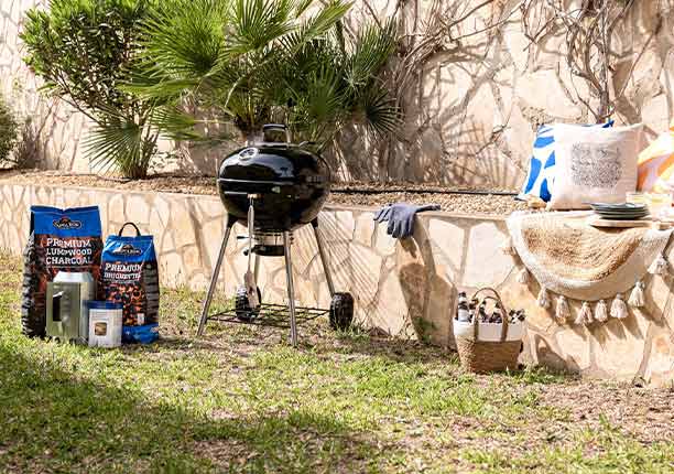 Barbecue Kettle Premium 57 cm Napoléon couvercle fermé dans un jardin