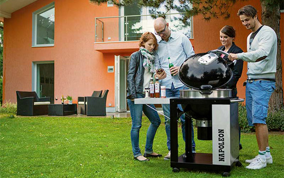 Barbecue Rodeo Pro 57 cm sur chariot installé dans un jardin