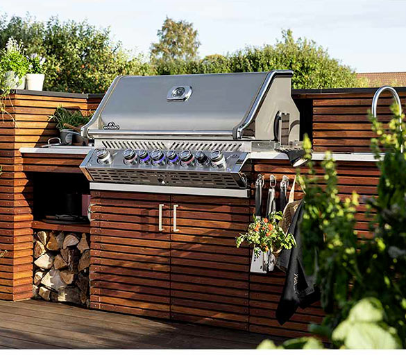 Ambiance terrasse + cuisine extérieure avec le barbecue gaz encastrable PRESTIGE PRO 665