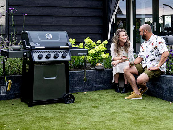 Barbecue Freestyle 425 Napoléon installé dans le jardin