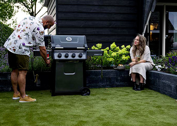 barbecue Freestyle 465 SB installé dans un jardin