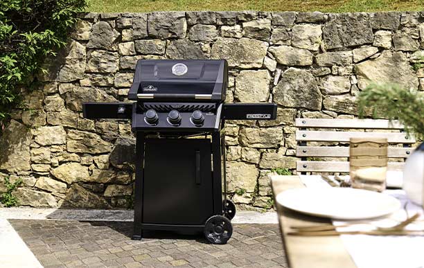 Freestyle 365 Noir - Barbecue gaz Napoléon sur une terrasse