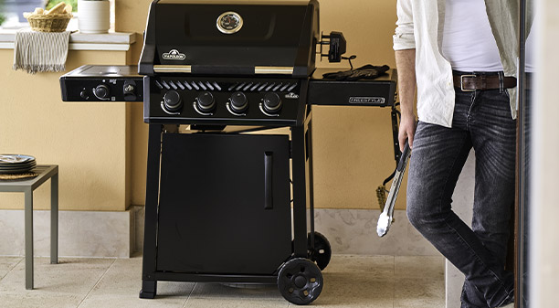 Barbecue gaz Napoléon Freestyle PRO 425 SIB noir sur une terrasse