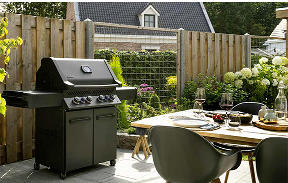 Barbecue Phantom Prestige 500 sur une terrasse