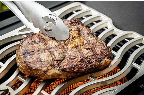 Zoom sur la cuisson d'un steak au Sizzle Zone