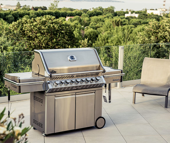 Barbecue Prestige PRO 665 installé sur un terrasse