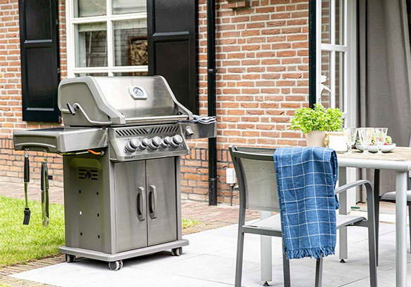 Barbecue gaz Napoléon Rogue SE 425 en inox installé sur une terrasse