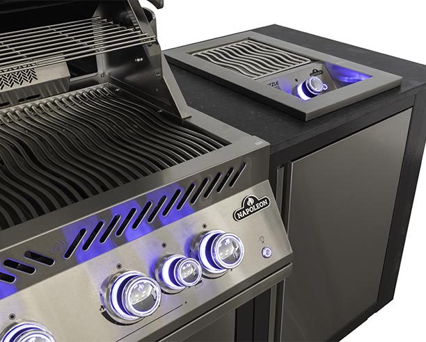 Grille WAVE, Sizzle Zone et boutons lumineux du barbecue BIG 32 sur la cuisine extérieure Oasis Compact Napoléon