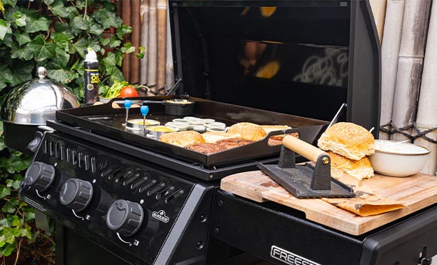 Cuisson d'aliments sur la plancha gaz Freestyle Napoléon 3 brûleurs