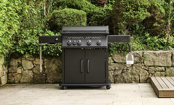 Plancha gaz Rogue PRO Phantom Sizzle Zone sur une terrasse