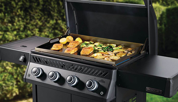 Surface de cuisson de la plancha gaz Napoléon Rogue PRO Phantom