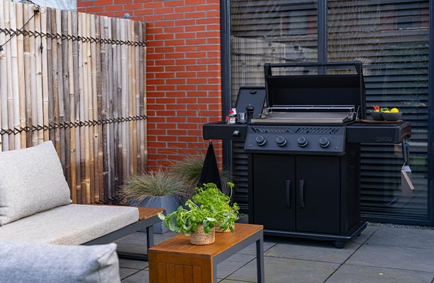 Plancha gaz Napoléon Rogue PRO Phantom en fonctionnement sur une terrasse