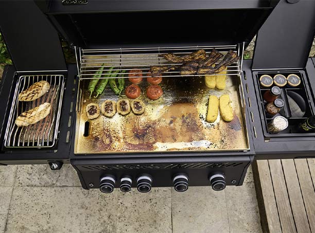 Surface de cuisson de la plancha gaz Napoléon Rogue PRO Phantom avec Sizzle Zone