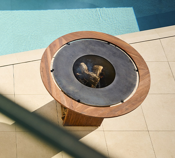 Anneau Fire Guard Ofyr installé sur brasero en bord de piscine