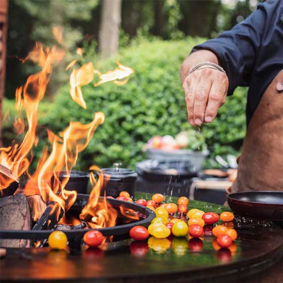 Cuisson sur Brasero Ofyr 100 avec l'anneau de maintien en acier