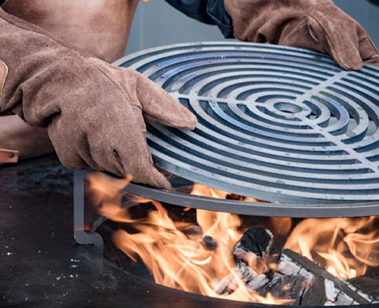 Installation de la grille de cuisson Ofyr 85 sur son trépied