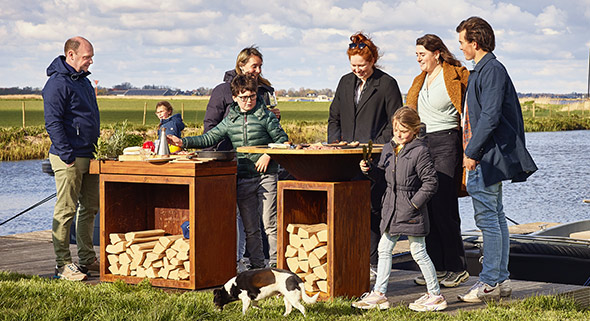 Utilisation du brasero corten OFYR Storage 85 en extérieur en famille