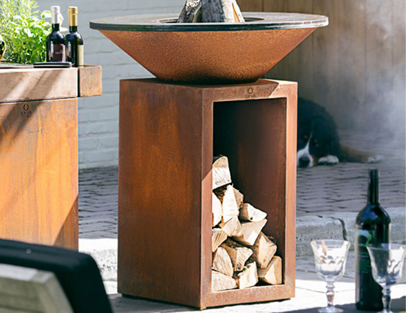 Brasero corten OFYR Storage 85 sur une terrasse