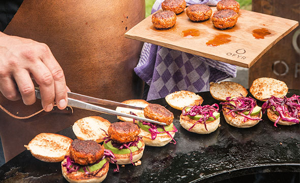 Préparation de burgers maisons sur le brasero Island OFYR 100