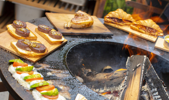 Recettes en cours de cuisson sur la plaque du brasero OFYR